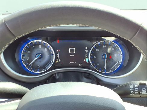 Used 2024 Chrysler Pacifica Touring-L image 9