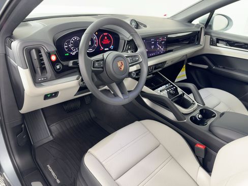 Certified 2026 Porsche Cayenne Coupe AWD/4WD image 4