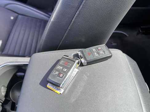 Used 2021 Land Rover Discovery Sport SE image 9