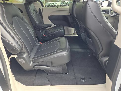 Used 2024 Chrysler Pacifica Touring-L FWD image 9
