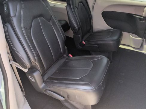 Used 2023 Chrysler Pacifica Touring-L FWD image 21
