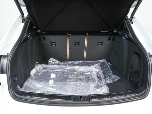 Certified 2026 Porsche Macan AWD/4WD image 31