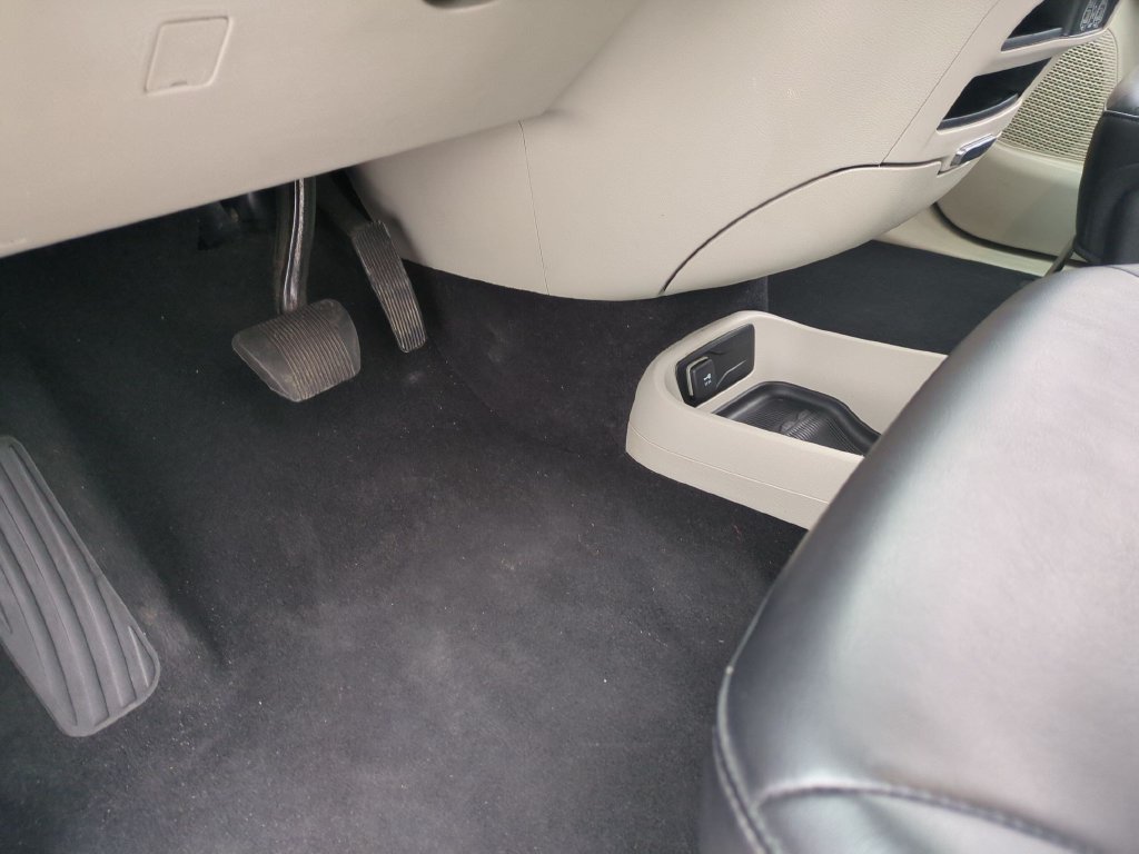 Used 2023 Chrysler Pacifica Touring-L FWD image 15