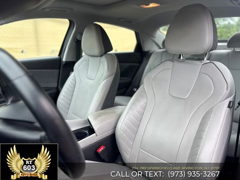 Used 2023 Hyundai Elantra Limited w/ Preferred Accessory Package FWD image 17