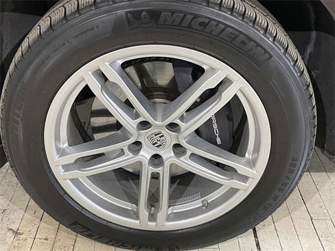 Certified 2025 Porsche Macan image 11