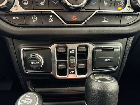 Used 2025 Jeep Wrangler Unlimited Sahara AWD/4WD image 17