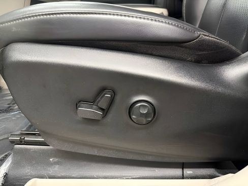 Used 2023 Chrysler Pacifica Touring-L FWD image 11