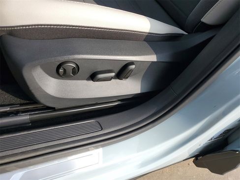 Used 2025 Volkswagen Taos SE image 11