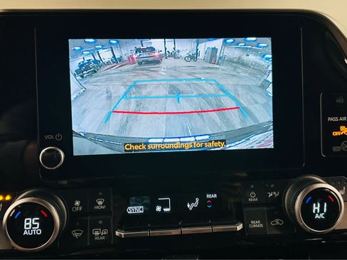 Used 2023 Toyota Highlander XLE image 12