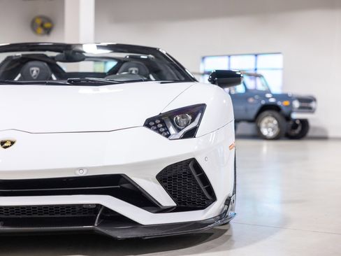 Used 2019 Lamborghini Aventador S image 24
