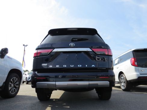 Used 2025 Toyota Sequoia Capstone AWD/4WD image 33