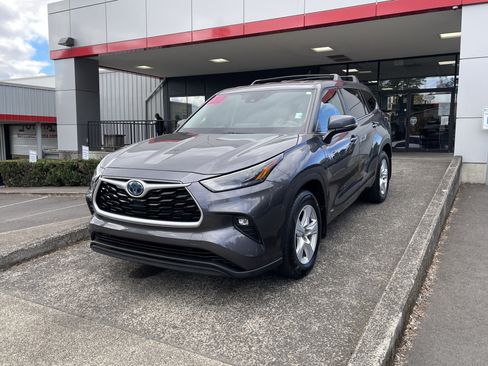 Used 2022 Toyota Highlander LE AWD/4WD image 3