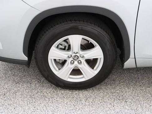 Used 2025 Toyota Highlander LE FWD image 11