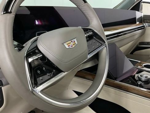 Used 2025 Cadillac Escalade ESV Premium Luxury Platinum AWD/4WD image 18