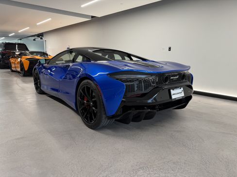 Used 2023 McLaren Artura RWD image 3