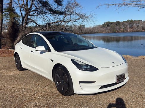 Used 2021 Tesla Model 3 Standard Range Plus image 1