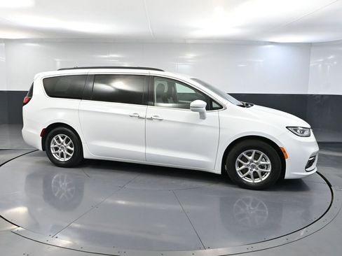Used 2022 Chrysler Pacifica Touring-L FWD image 4
