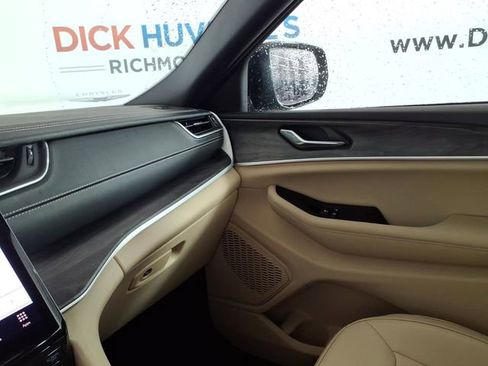 Used 2024 Jeep Grand Cherokee L Limited w/ Black Appearance Package AWD/4WD image 25