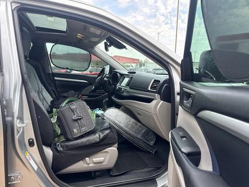 Used 2017 Toyota Highlander XLE FWD image 28