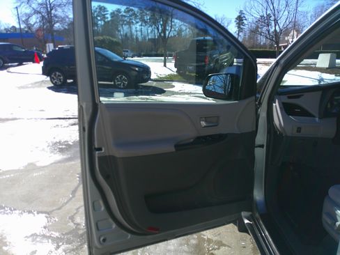 Used 2017 Toyota Sienna LE image 19