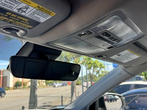 Used 2019 Toyota Highlander XLE AWD/4WD image 25