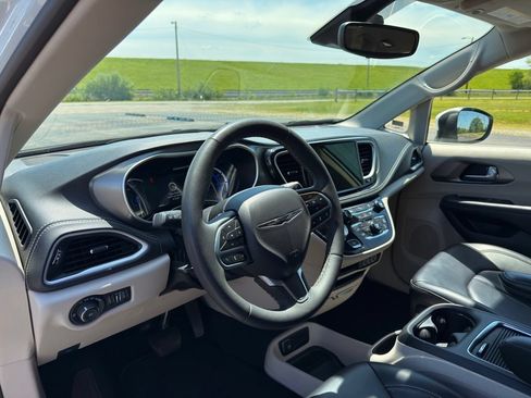 Used 2023 Chrysler Pacifica Touring-L FWD image 25