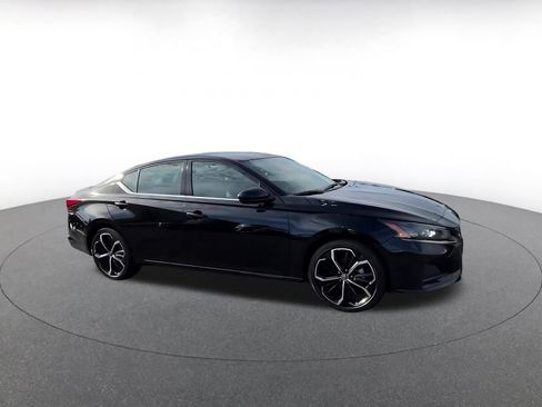 Used 2025 Nissan Altima 2.5 SR image 2