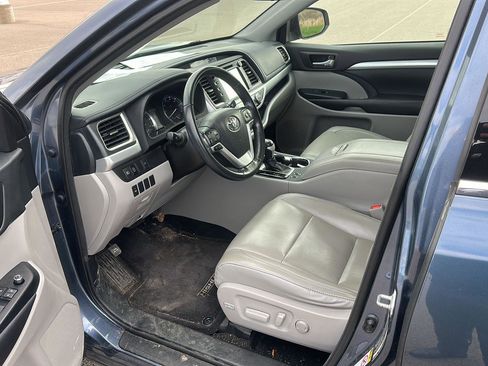Used 2017 Toyota Highlander XLE image 8