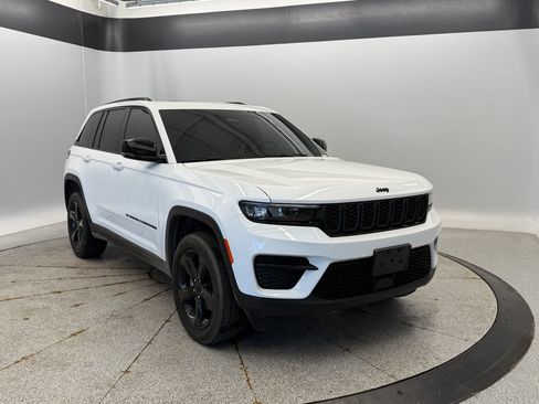 Certified 2023 Jeep Grand Cherokee Altitude AWD/4WD image 13