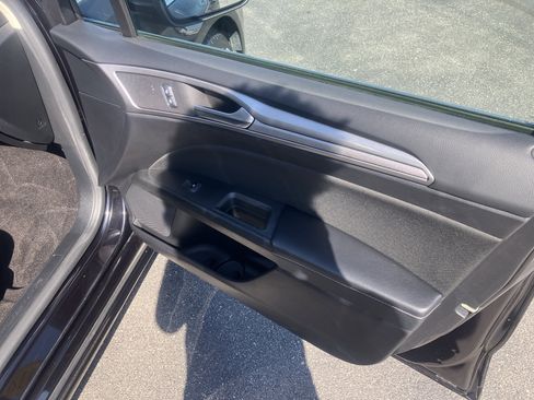 Used 2019 Ford Fusion SE FWD image 10