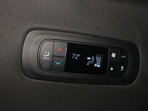 Used 2025 Chrysler Pacifica Select FWD image 17