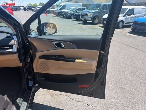 Used 2024 Kia Carnival LX FWD image 38