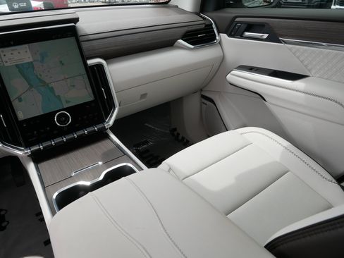 Used 2026 GMC Acadia Denali w/ Super Cruise Package FWD image 11
