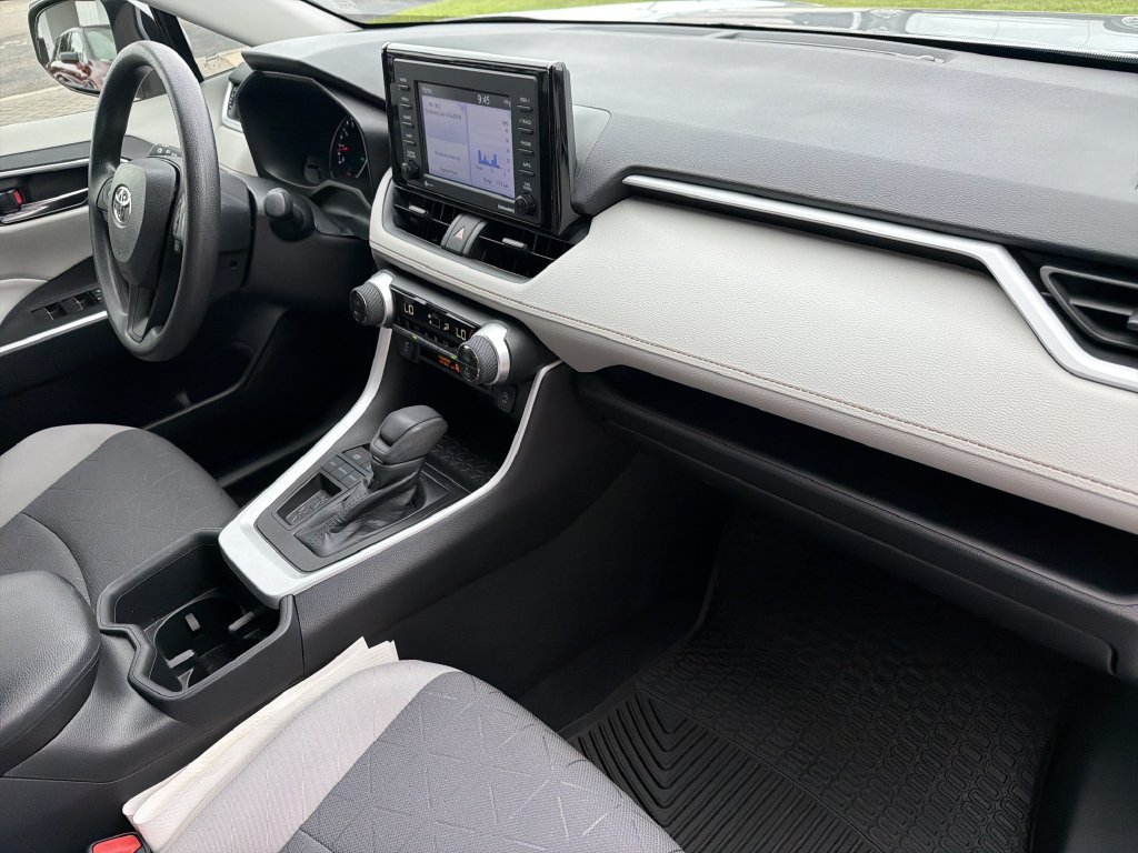 Used 2022 Toyota RAV4 XLE w/ Convenience Package FWD image 16