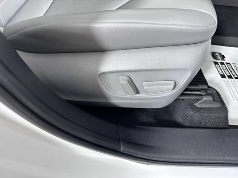Used 2022 Toyota Highlander XLE AWD/4WD image 11