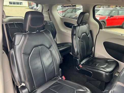 Used 2017 Chrysler Pacifica Touring-L image 24