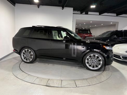 Used 2025 Land Rover Range Rover SE image 20