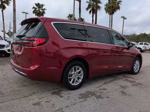 Used 2025 Chrysler Pacifica Select image 4