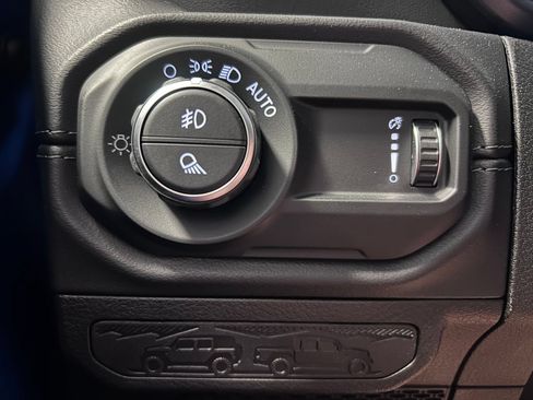 Used 2025 Jeep Gladiator Sport AWD/4WD image 6
