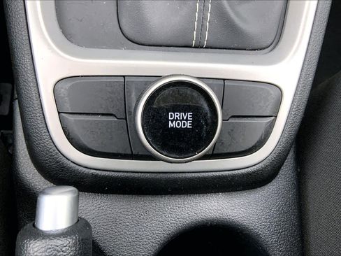 Used 2025 Hyundai Venue SEL image 34