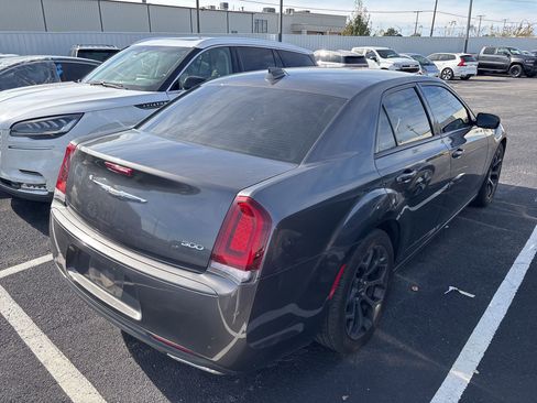 Used 2019 Chrysler 300 Touring w/ Sport Appearance Package image 7