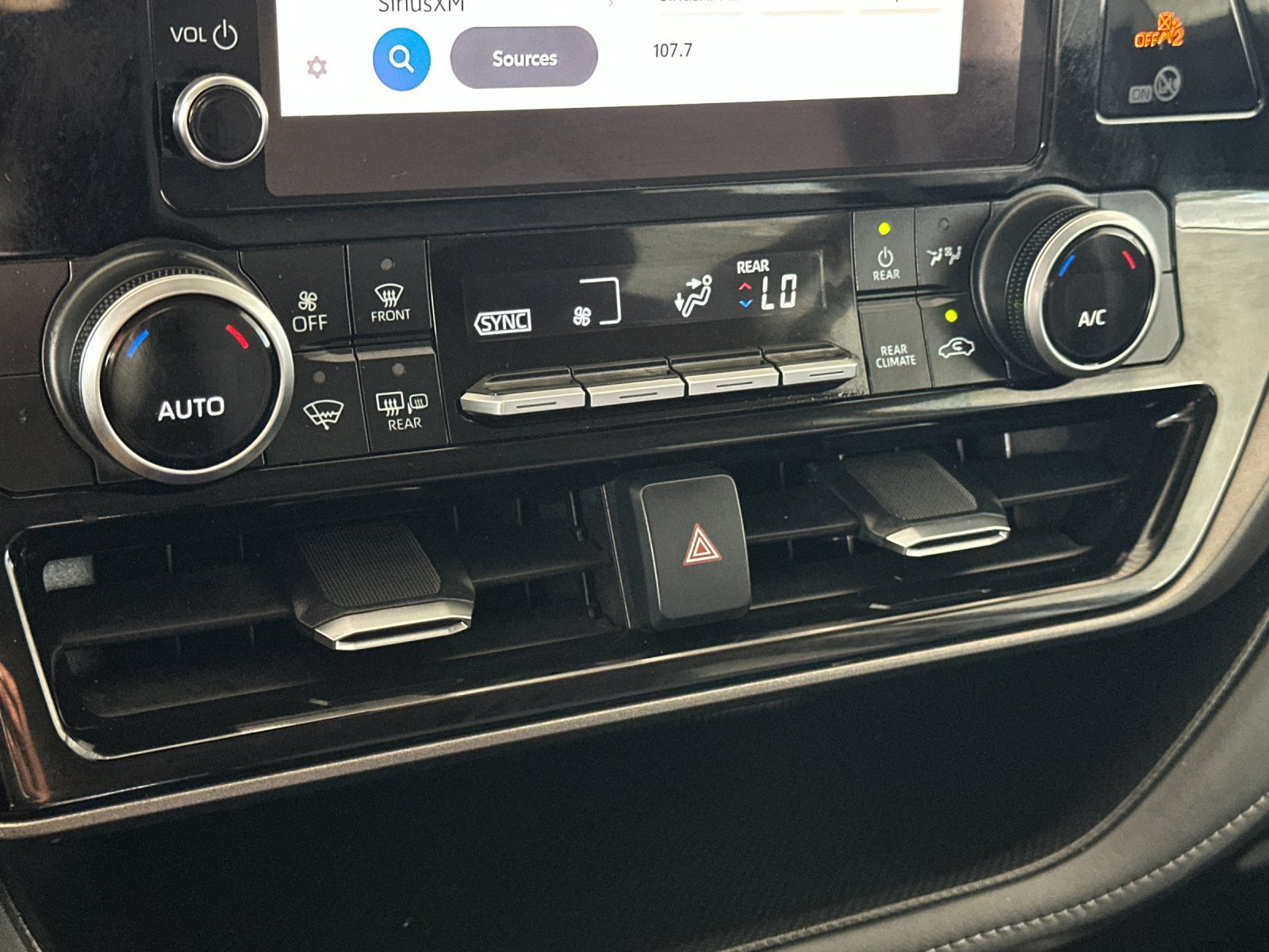 Used 2023 Toyota Highlander LE FWD image 19