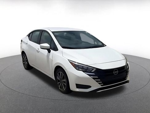 Used 2025 Nissan Versa SV FWD image 3