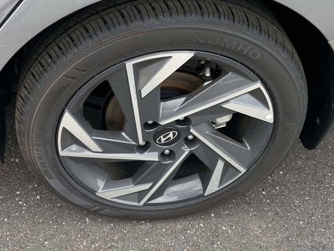 Used 2025 Hyundai Elantra Sport image 9