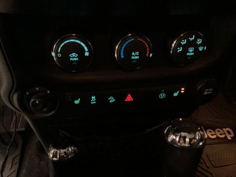 Used 2016 Jeep Wrangler Unlimited Sahara w/ Connectivity Group image 21