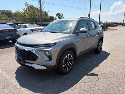 Used 2025 Chevrolet TrailBlazer LT FWD image 3