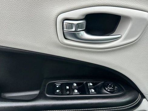 Used 2017 Jeep Compass Latitude FWD image 11