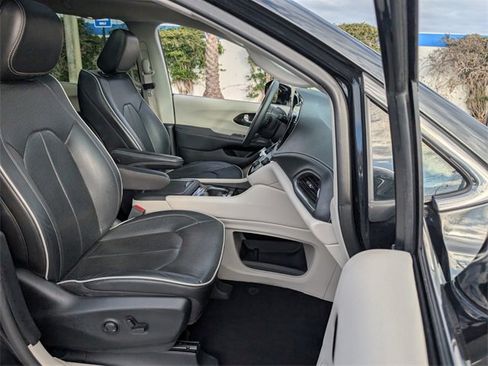Used 2023 Chrysler Pacifica Limited image 63