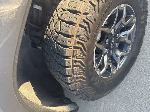 Used 2025 Chevrolet Colorado ZR2 w/ Technology Package image 7