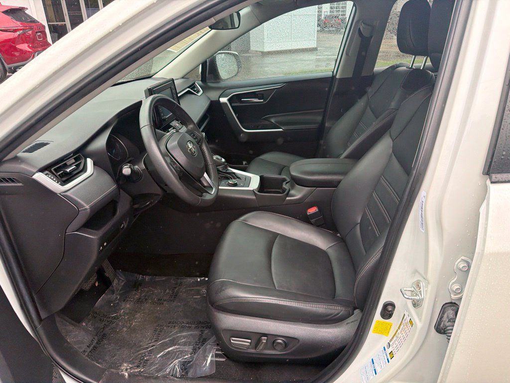 Used 2022 Toyota RAV4 XLE Premium AWD/4WD image 7